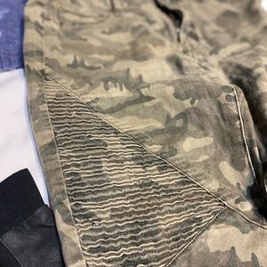 Camouflage skinny jean pants size 9